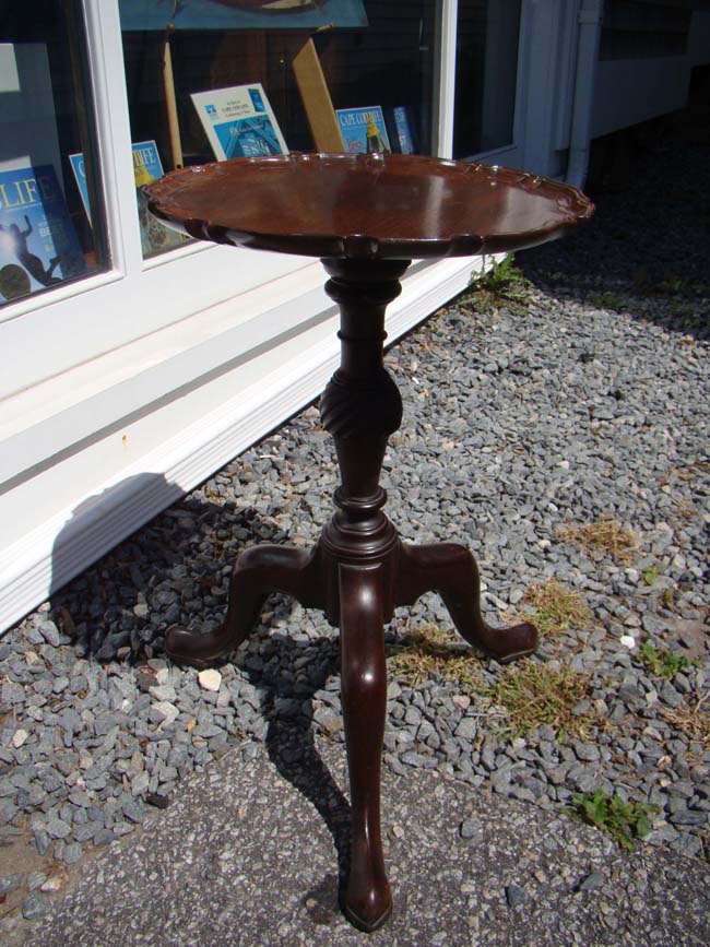 A beautiful small George III mahogany piecrust tripod table circa 1760 — image 3